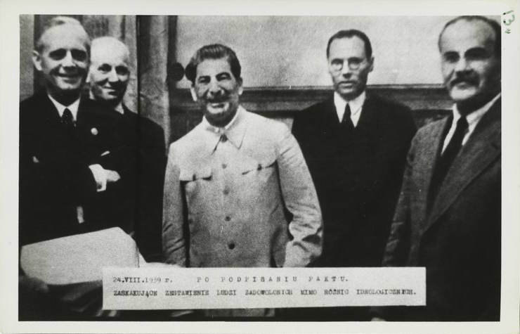 Na zdjęciu Józef Stalin Joachim von Ribbentrop Wiaczesław Mołotow Gustaw Hilger NN