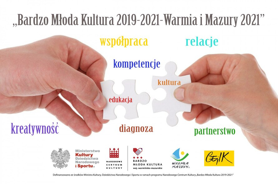 ręce układające dwa puzzle, napisy: współpraca, relacje, kompetencje, edukacja, kultura, kreatywność, diagnoza, partnerstwo