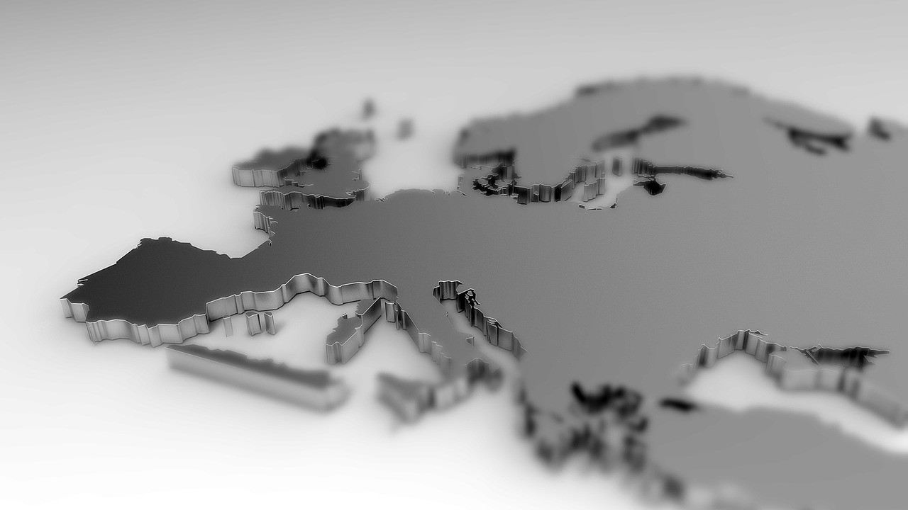 Na zdjęciu znajdują się srebrne kontury Europy (model 3D kontynentu) na białym tle