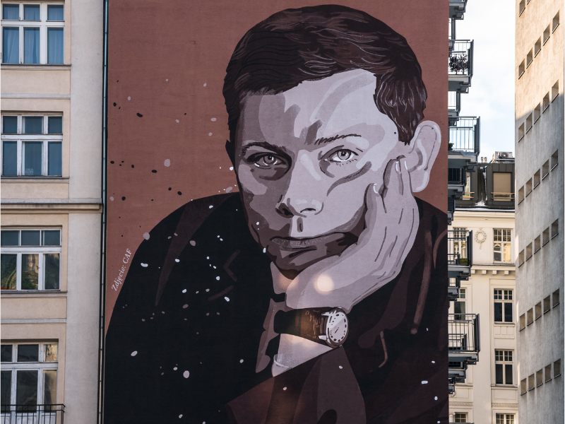 Zbigniew Herbert na jubileuszowym muralu w sercu Warszawy