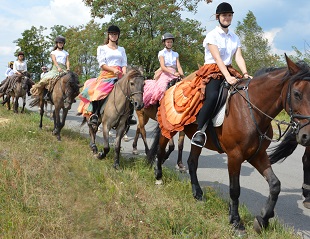 dziewczęta na koniach