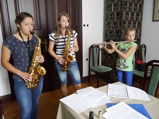 dziewczynki grające na saksofonie i flecie