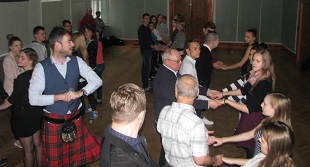 tańczący szkockie tańce