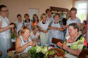 grupa kobiet podczas warsztatów carvingu