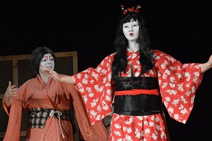 dwie kobiety w kimonach