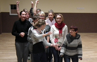 grupa kobiet podczas warsztatów teatralnych