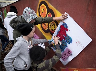 chłopcy robiący graffiti