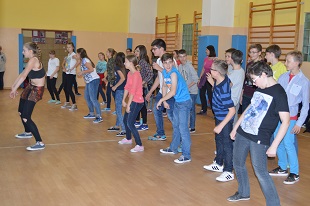 intruktorka tańca i grupa młodzieży