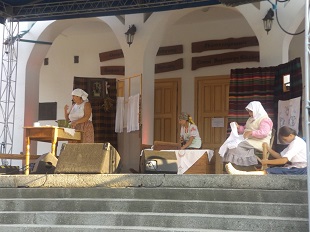 scena rodzajowa - 3 kobiety przy tradycyjnych zajęciach