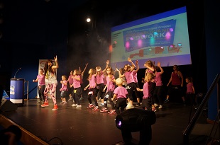 dzieci tańczą na scenie