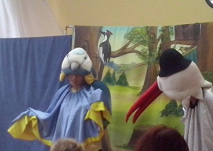 scena z przedstawienia - dwa ptaki