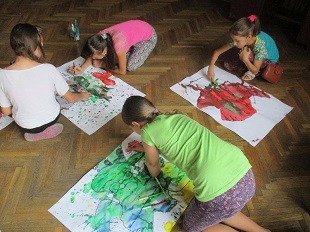 dzieci malujące na podłodze